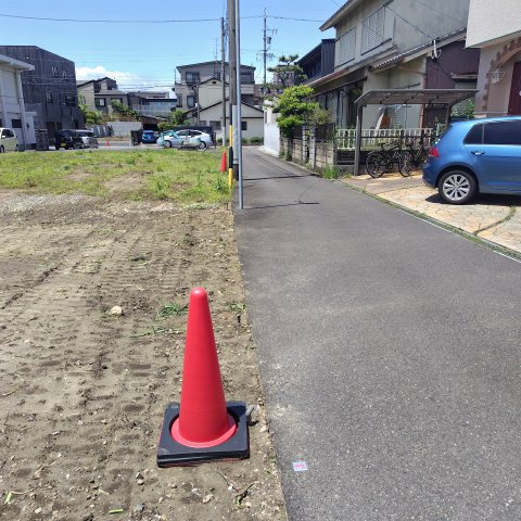 ６１５７６　岐阜市加納鉄砲町３丁目土地の前面道路含む現地写真