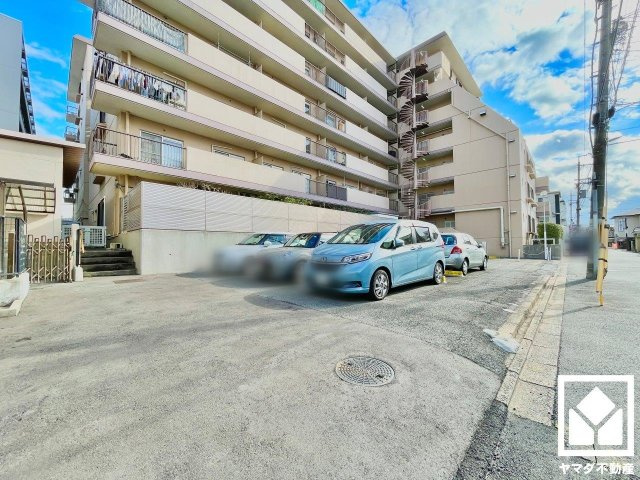 メゾン深草の駐車場