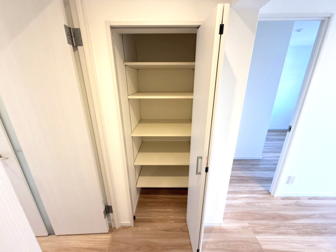 コンフォール学園緑が丘第1　六号棟の収納|小物を収納するのに便利です