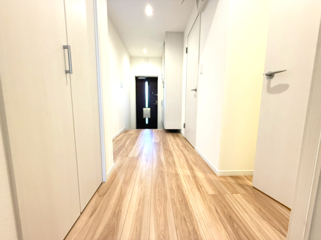 コンフォール学園緑が丘第1　六号棟の玄関|収納もある玄関です