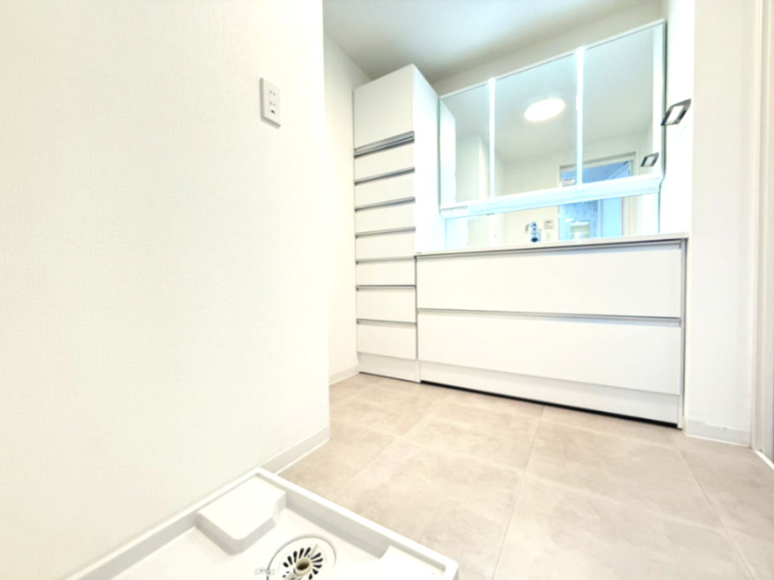 コンフォール学園緑が丘第1　六号棟の独立洗面台|独立洗面台あり、毎朝おしゃれに忙しい女性の方におすすめです