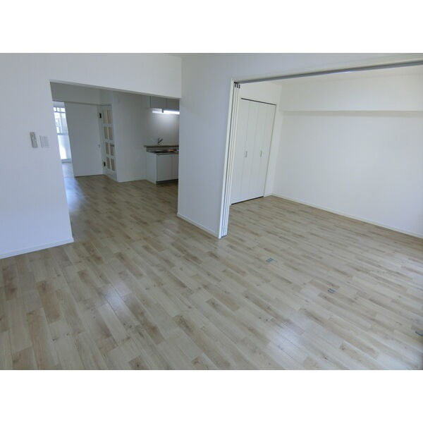 サンライフ六名の洋室