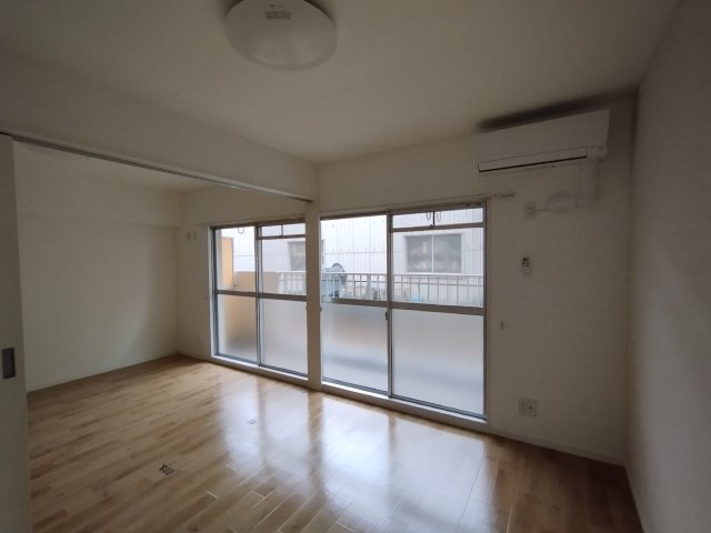 サンライフ六名の居間・リビング