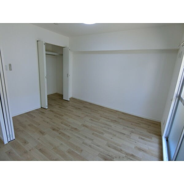 サンライフ六名の洋室