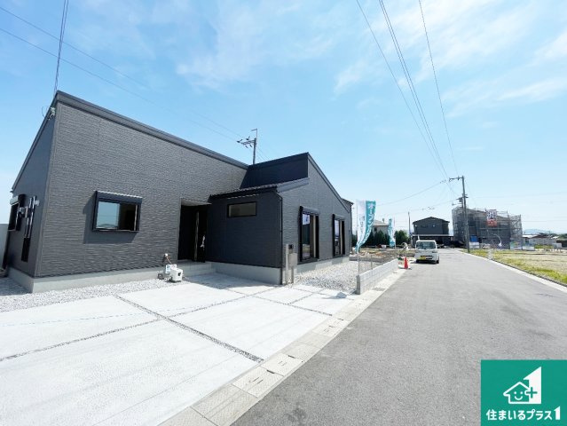 北葛城郡広陵町大野　第6期　新築一戸建ての前面道路含む現地写真|周辺は閑静な住宅街！前面道路広々で車の出し入れも便利です。駐車が苦手な方でも安心して車庫入れできます！