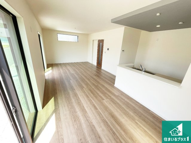 北葛城郡広陵町大野　第6期　新築一戸建ての居間・リビング|シンプルなリビングは、観葉植物等のインテリアを楽しめますね！パパ好みにも、ママ好みにも家具次第で雰囲気を変えることができます！