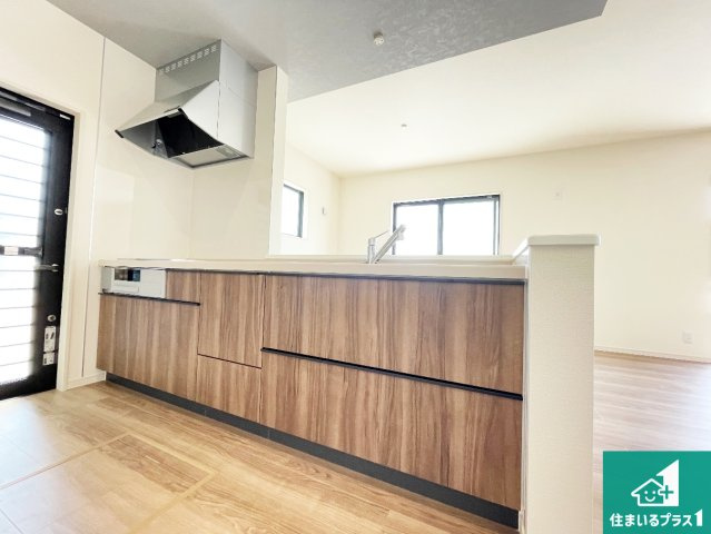 北葛城郡広陵町大野　第6期　新築一戸建てのその他|リビングと統一感があり、使い勝手のいいキッチン。広々としているので、二人並んで作業が出来ちゃいます。お子様と一緒に色々なお料理に挑戦できるスペースがあります。