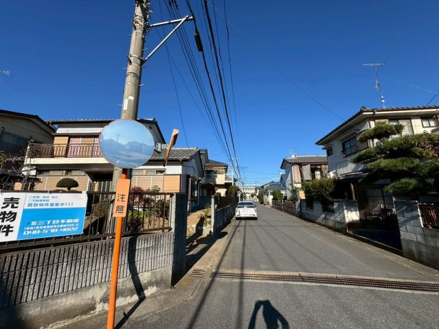 -三丁目不動産-　深谷市上柴町西2丁目　東南角地の前面道路含む現地写真