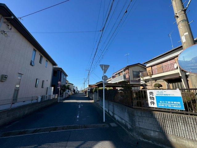 -三丁目不動産-　深谷市上柴町西2丁目　東南角地の前面道路含む現地写真