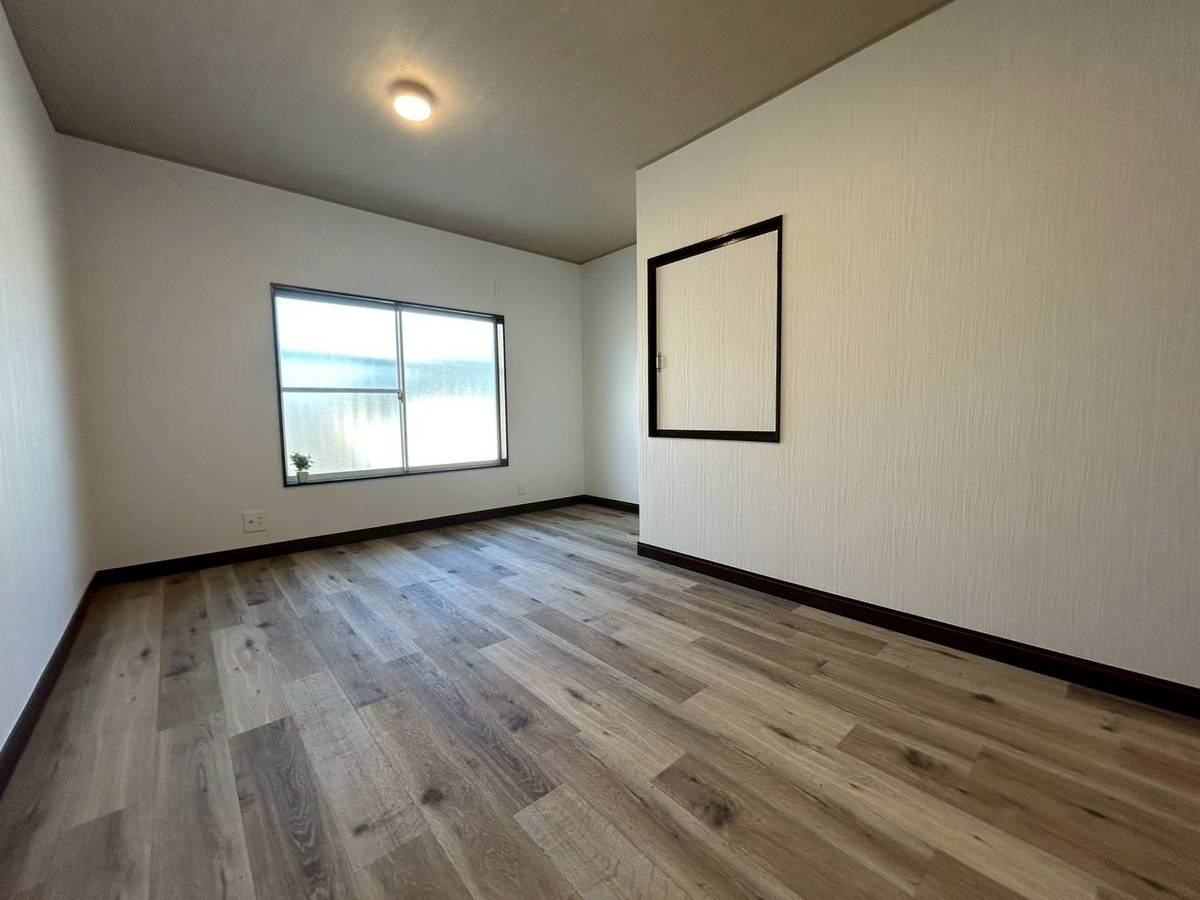 長岡京市長岡天神5丁目の洋室|3階北側の洋室。収納もあり、小物などの生活用品を収納できます。北側にはベランダがあり、通風良好です。