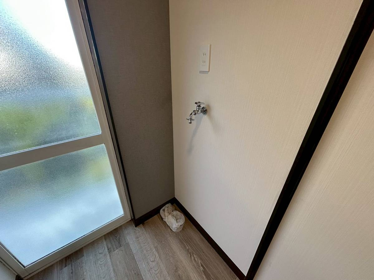 長岡京市長岡天神5丁目のランドリースペース|室内に蛇口が設けられています。