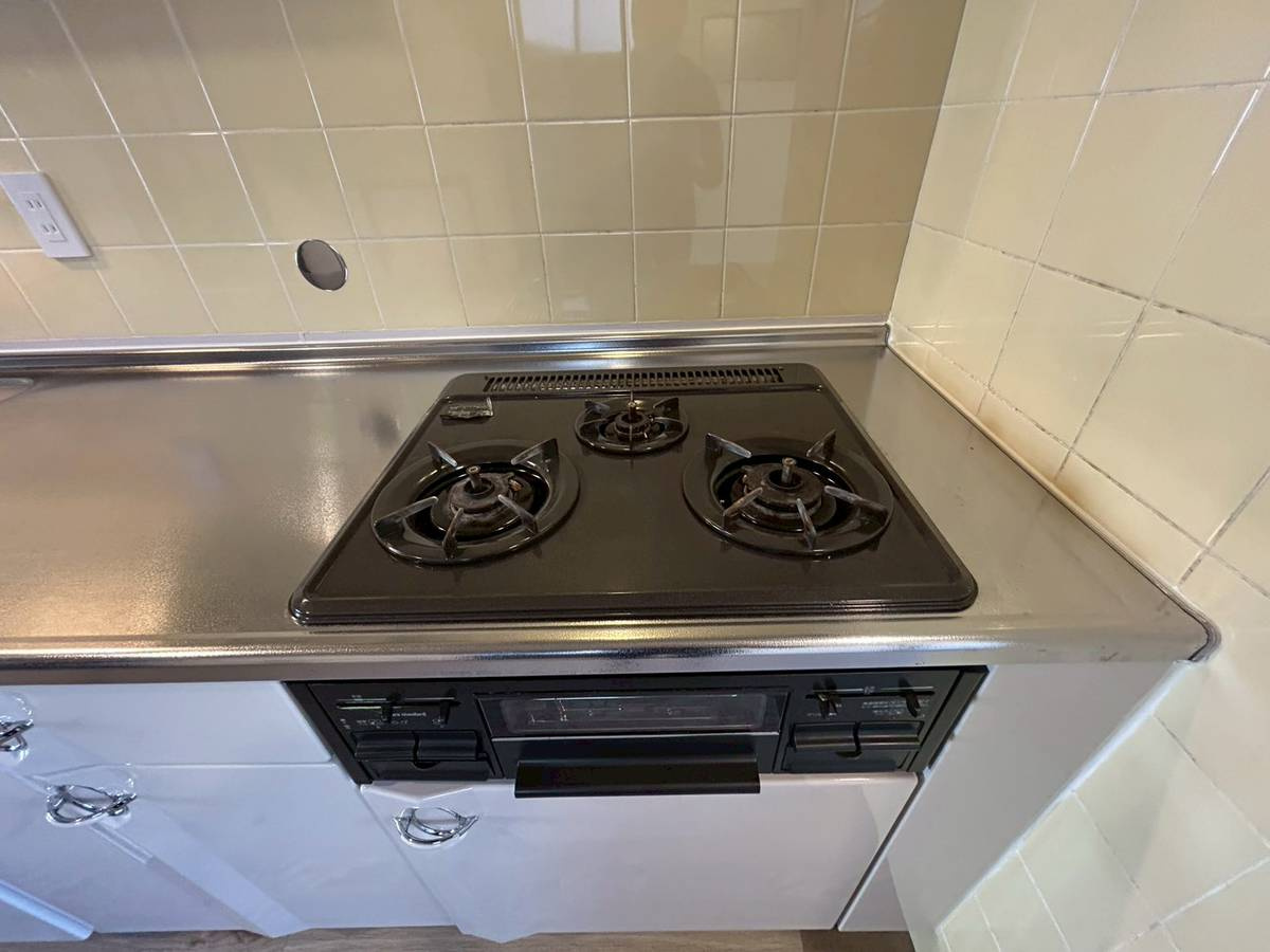 長岡京市長岡天神5丁目の設備|ガス３つ口コンロは、複数の調理を同時にでき、重宝します。