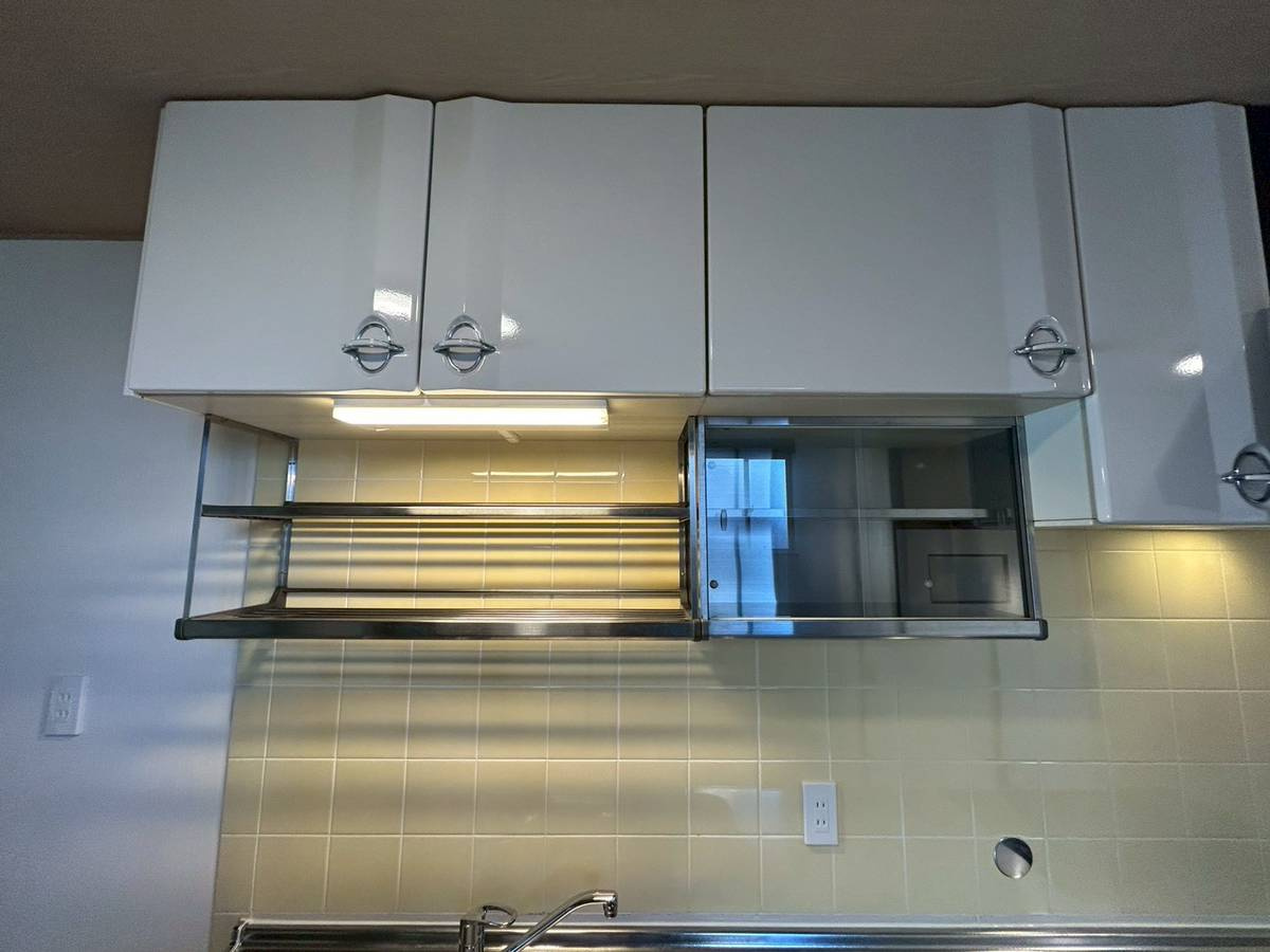 長岡京市長岡天神5丁目のキッチン|吊り戸棚は食器や調理器具の収納に役立ちます。