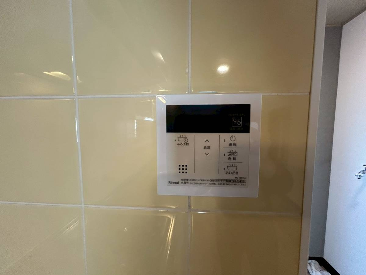 長岡京市長岡天神5丁目の発電・温水設備|キッチンに給湯機リモコンがあり、追い炊きやお湯はりができます。