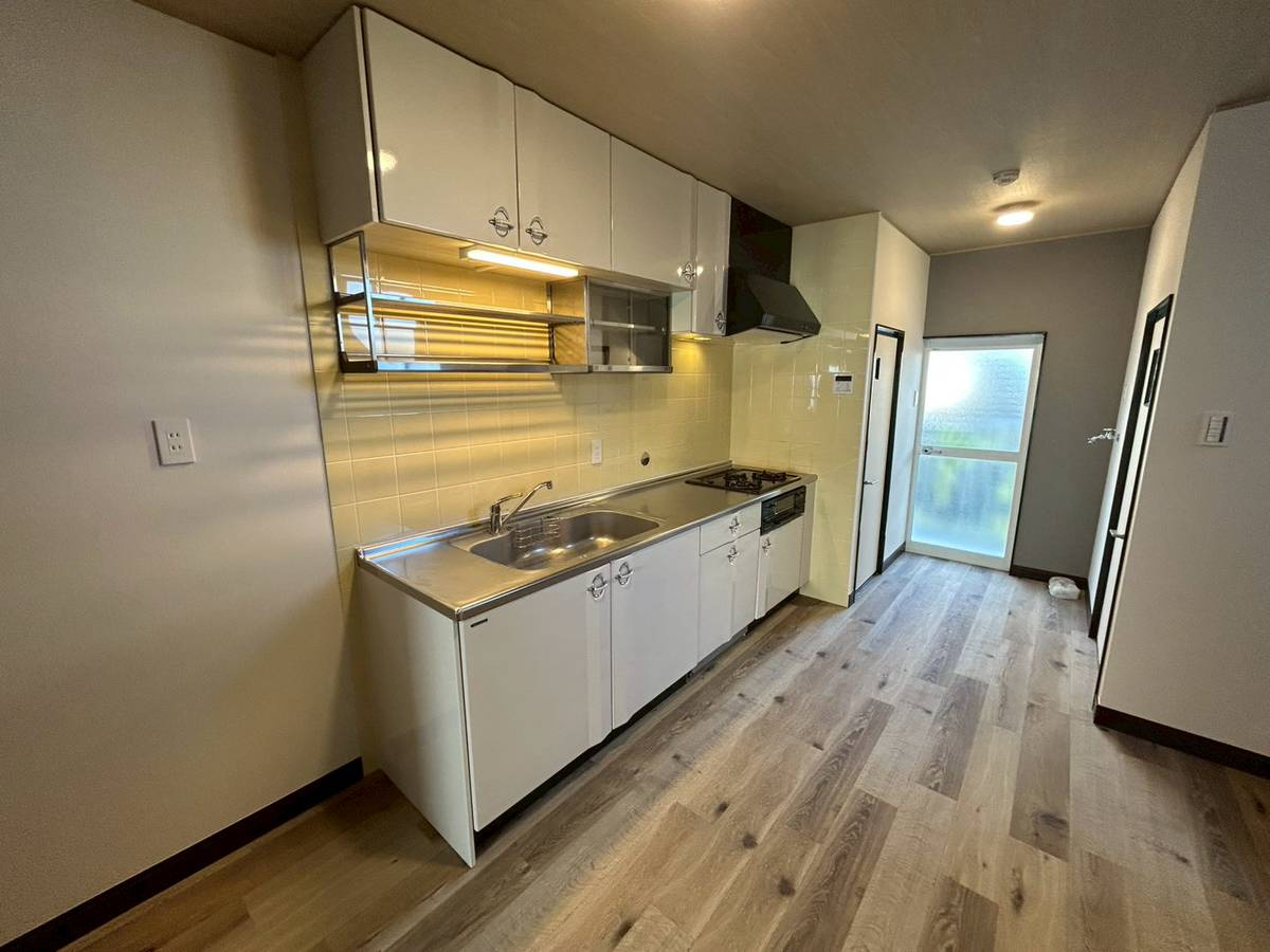 長岡京市長岡天神5丁目のキッチン|白い扉柄が清潔感を醸し出すキッチンです。