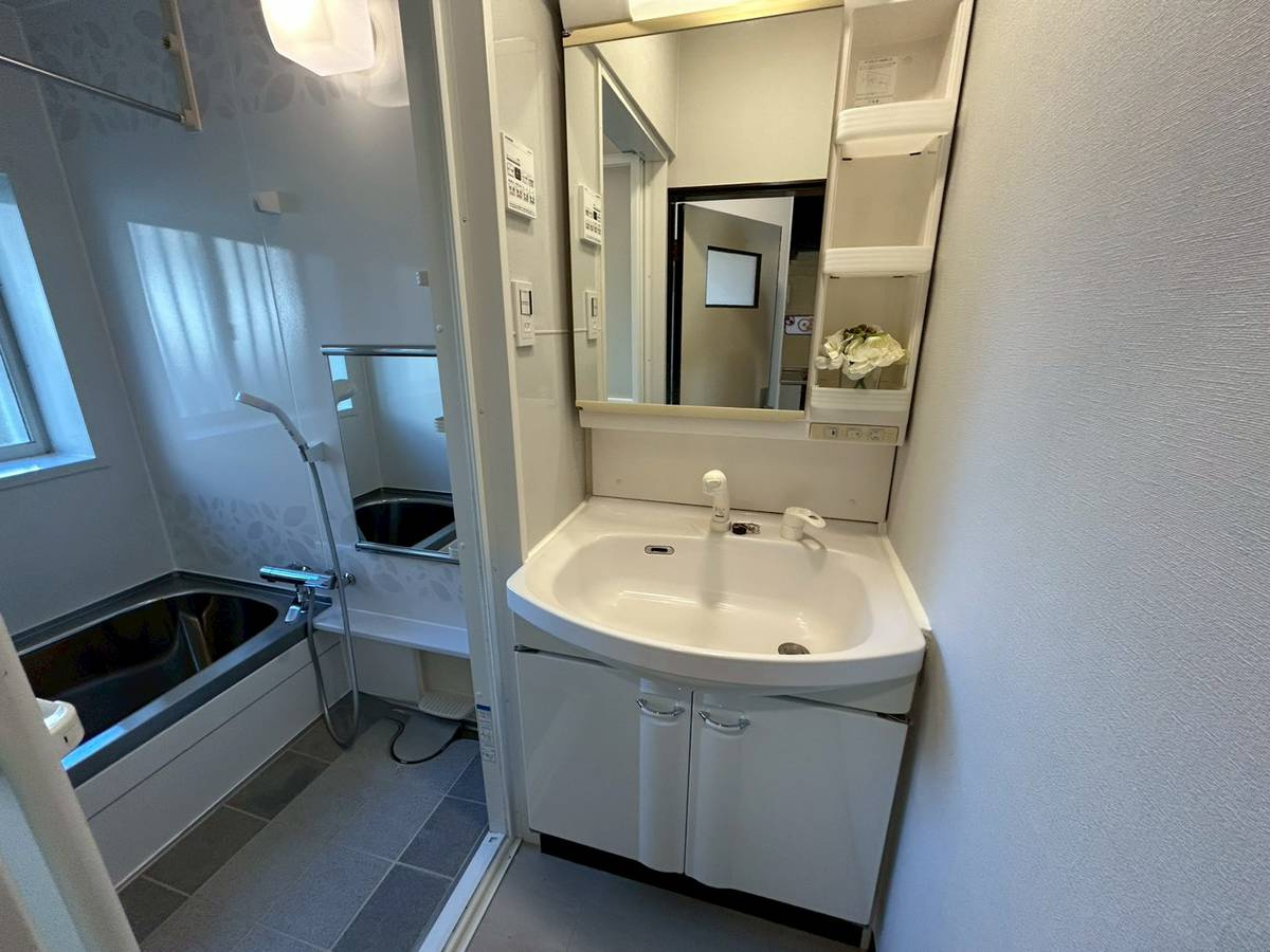 長岡京市長岡天神5丁目の独立洗面台|洗面化粧台も白を基調とした色合いで、すっきりとした印象です。