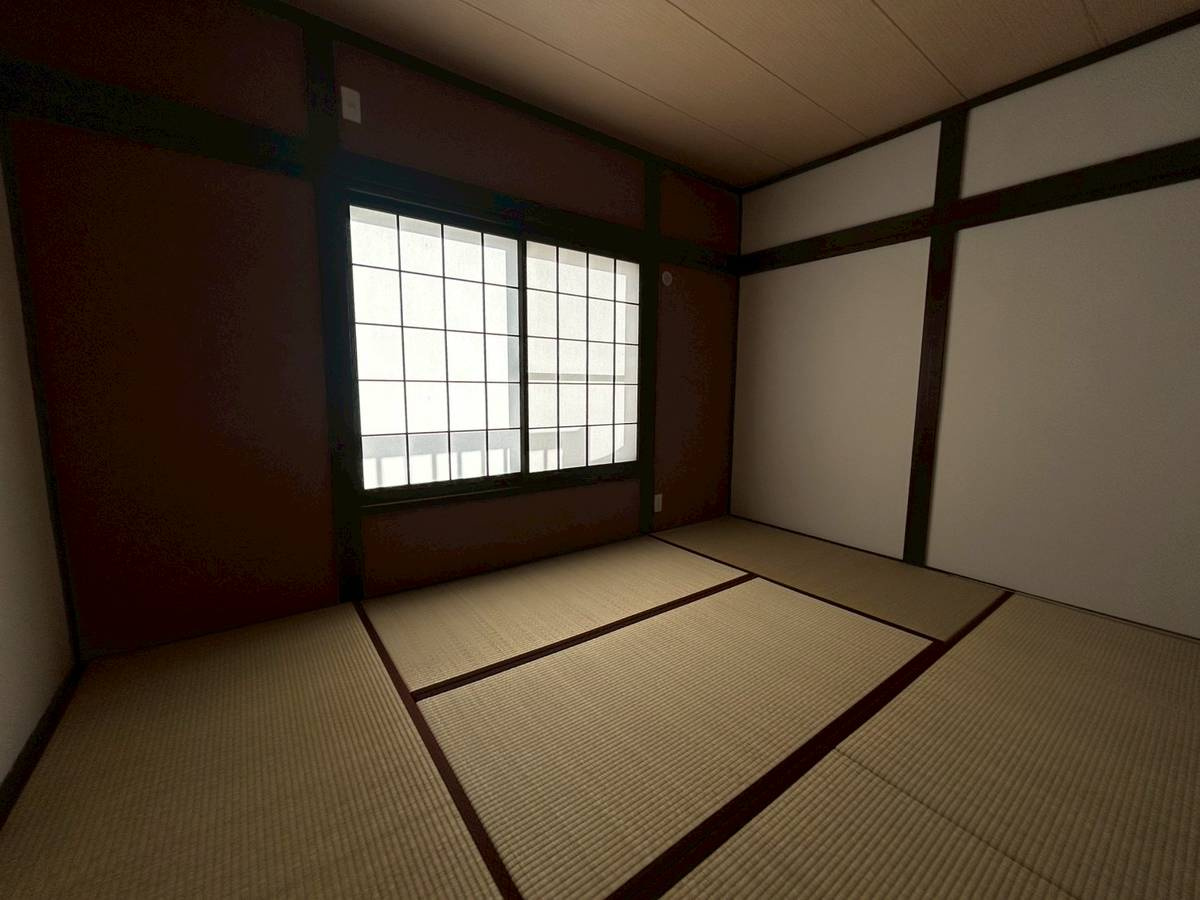 長岡京市長岡天神5丁目の和室|3階南側の和室。ブラウン系のアクセントクロスが和の趣を感じる空間です。