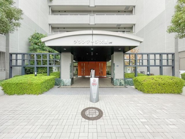 ダイアパレスグランデージ大倉山の玄関