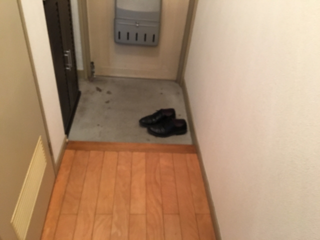 ステープル六供の玄関