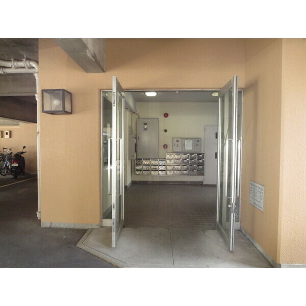 ステープル六供のエントランス