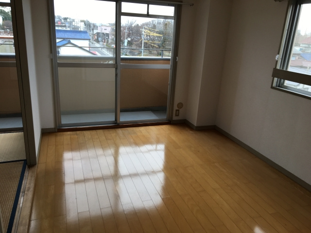 ステープル六供の居間・リビング