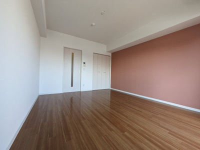 【居間・リビング】 | プリエール播磨 | 壁紙の差し色が素敵なお部屋になります！