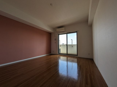 【洋室】 | プリエール播磨 | 窓から光が差し込み明るいお部屋です。