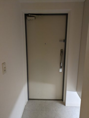 【玄関】 | プリエール播磨 | フットライトがある玄関です。