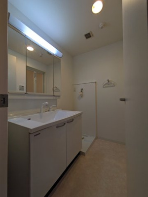 【洗面所】 | プリエール播磨 | 三面鏡独立洗面化粧台がある洗面所です。