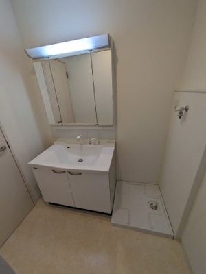 【独立洗面台】 | プリエール播磨 | 三面鏡独立洗面化粧台の横には洗濯機置き場があります。