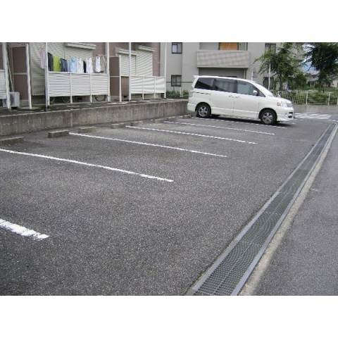 グリーンパレス上地の駐車場