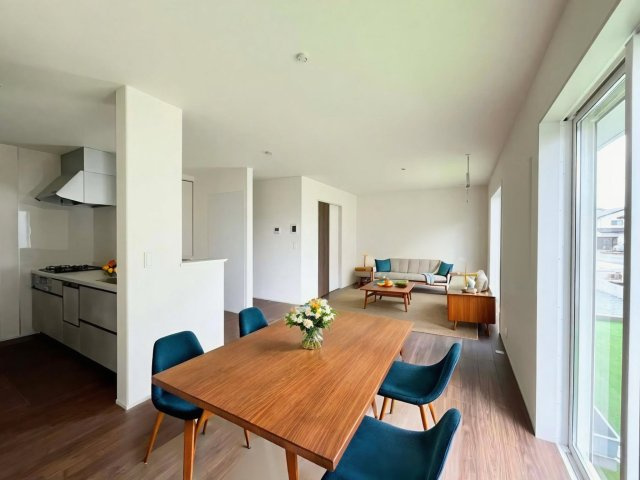 長野南長池第１の居間・リビング|大きな窓で日当たり良好♪広いリビングはご家族でゆっくりくつろぎたい方にオススメです！　※ CGで家具を配置しています