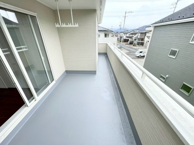 長野南長池第１のバルコニー|日当たり良好な広いバルコニー！洗濯物の出し入れなど楽々できちゃいます♪