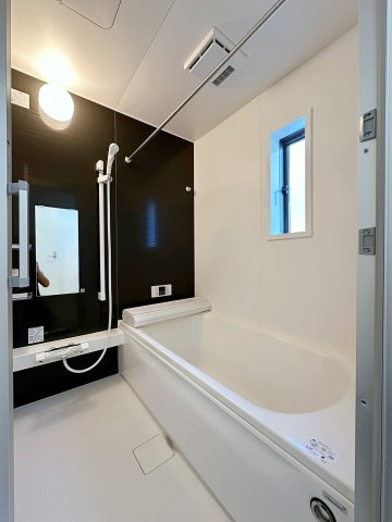 安佐北区口田4丁目No.2の浴室|浴室乾燥機気付き1坪タイプの浴室☆
ユニットバスは、気密性にも優れています。そのため、冬場でもお湯が冷めにくく、暖かい空間を維持することができます。