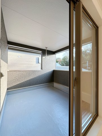 安佐北区口田4丁目No.2のバルコニー|広々としたルーフインナーバルコニー☆
しっかりと屋根があるため悪天候の洗濯物も安心です♪