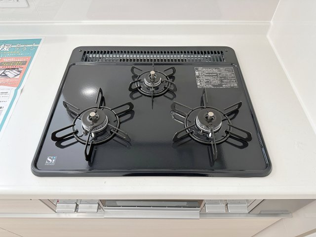 安佐北区口田4丁目No.2のキッチン|都市ガス仕様の3口ガスコンロ☆
高火力のバーナーが使用可能、調理器具を選ばないのがガスコンロ。
停電時でも使用可能で安心です♪