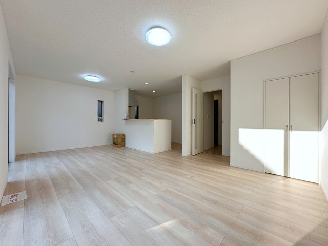 安佐北区口田4丁目No.2の居間・リビング|18.7帖の広々としたリビング☆
完成済のため365日ご案内可能♪
「今日見たい」にも対応します！