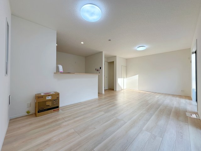 安佐北区口田4丁目No.2の居間・リビング|18.7帖の広々としたリビング☆
キッチンからはリビング全体を見渡すことができます♪