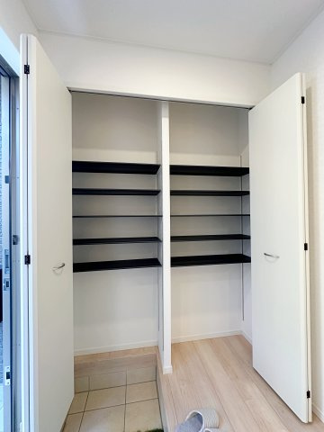 安佐北区口田4丁目No.2の収納|玄関の可動棚収納☆
好きな高さに調整可能で靴の収納に便利です♪