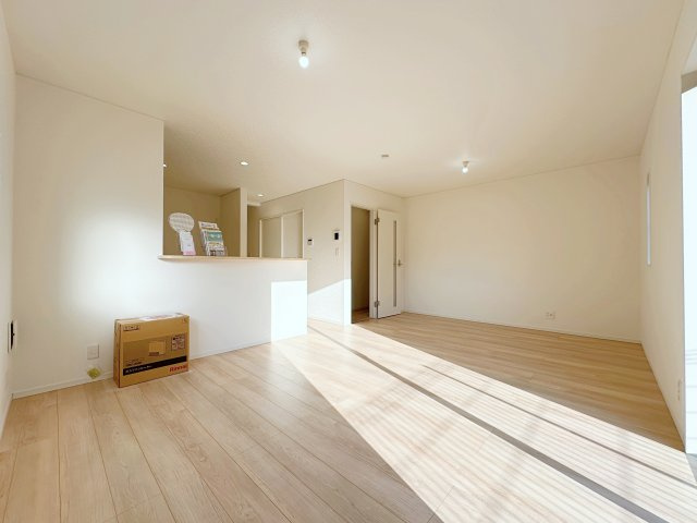 安佐北区口田4丁目No.1の居間・リビング|18.3帖の広々としたリビング☆
完成済のため365日ご案内可能♪
「今日見たい」にも対応します！