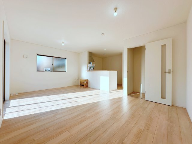 安佐北区口田4丁目No.1の居間・リビング|18.3帖の広々としたリビング☆
キッチンからはリビング全体を見渡すことができます♪