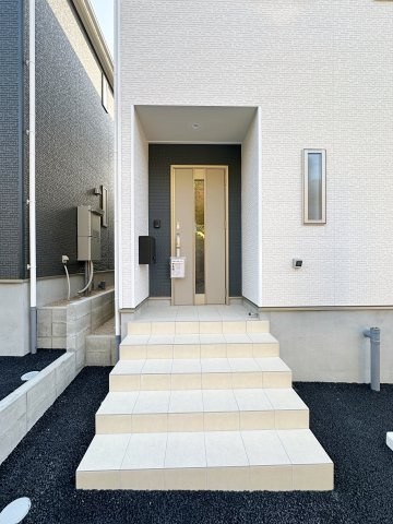 安佐北区口田4丁目No.1の玄関|防犯カメラ付き玄関ポーチ☆
屋根も付いており、雨が降っても濡れる心配はありません♪
防犯カメラがあるので防犯上も安心です！