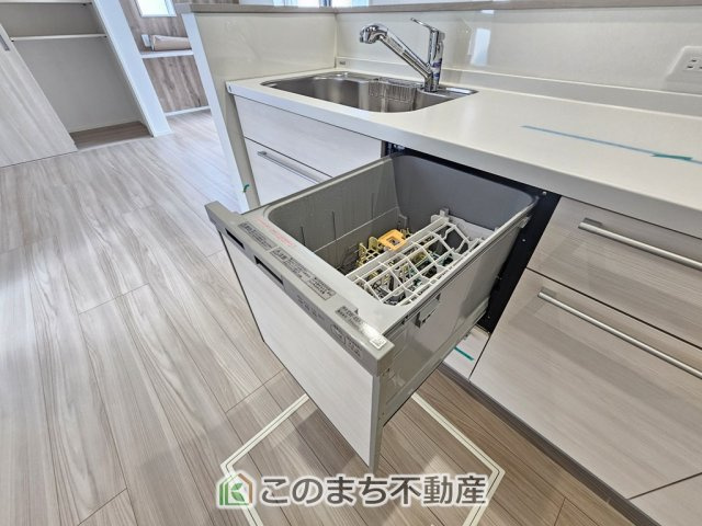 ワイウッドコート宇都宮市日の出第1期のキッチン|あったらいいなの代表的な設備である食洗機。ビルトイン型なので、おさまりもよく、使い勝手も良好です。料理をするのは好きだけど、後片付けは苦手な方に重宝します。洗う手間がないので、時間を有効に使えますね。