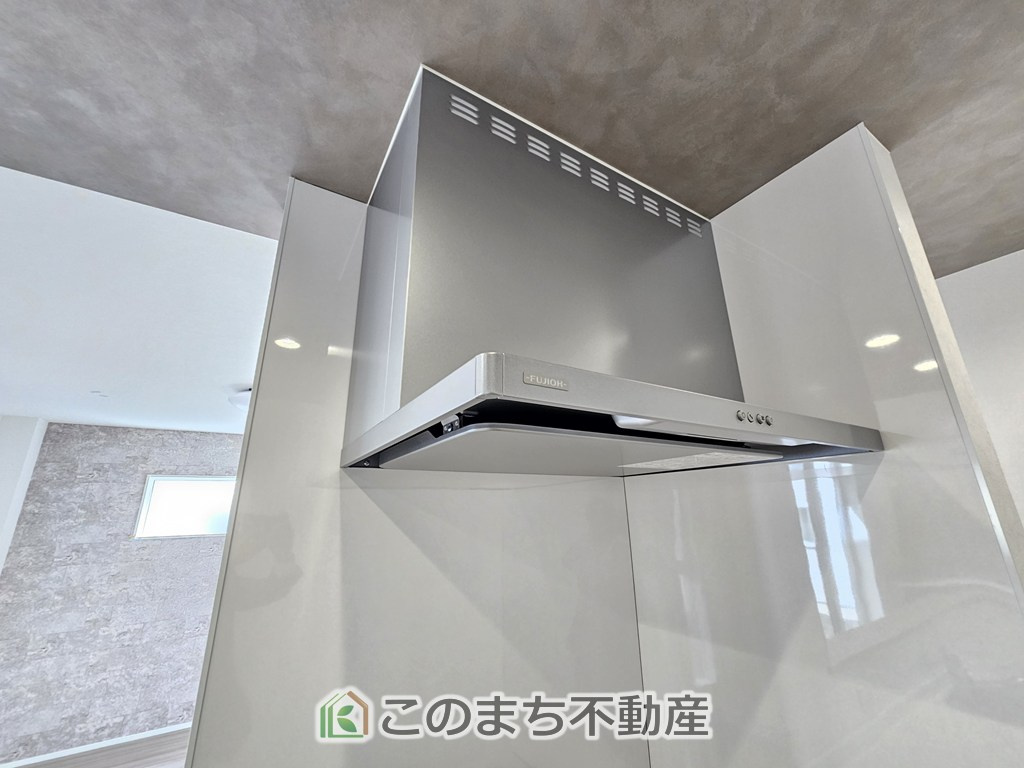 ワイウッドコート宇都宮市日の出第1期のキッチン|お手入れ簡単！スッキリとしていながら機能的な換気扇が標準で備わっています！