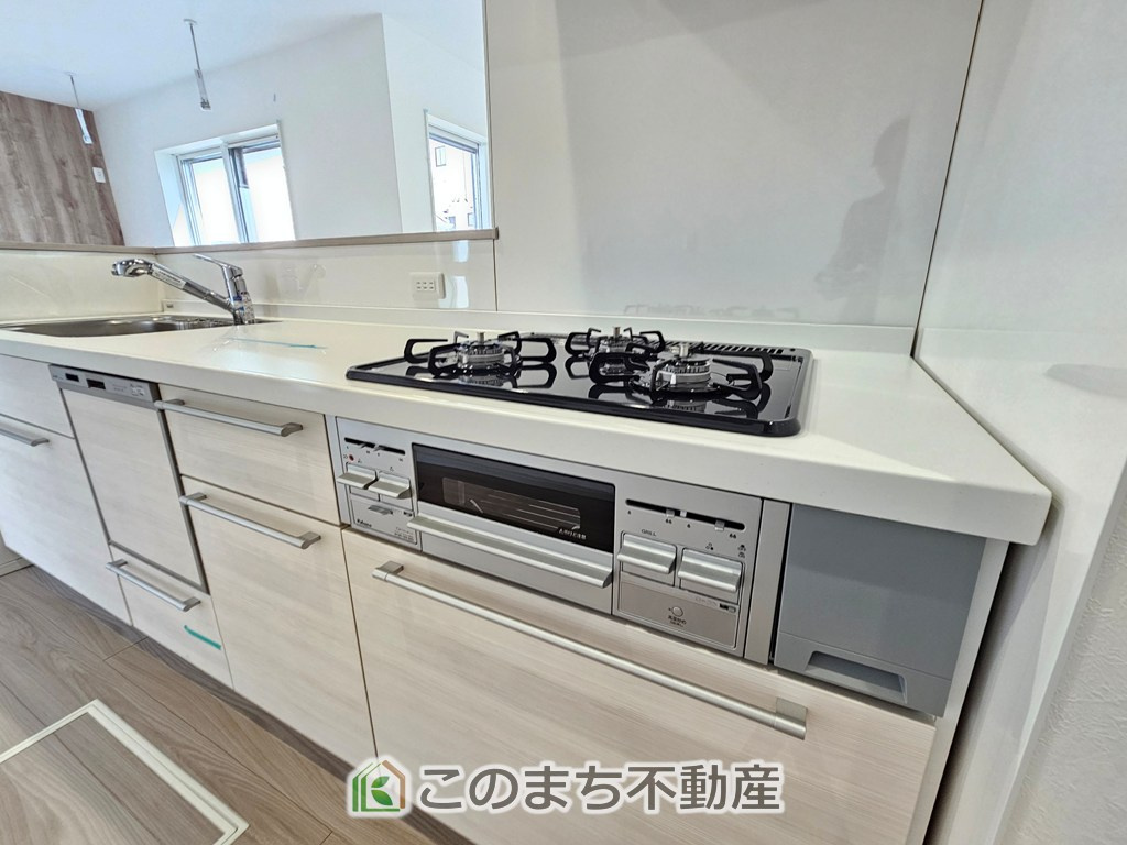 ワイウッドコート宇都宮市日の出第1期のキッチン|ガスコンロは３口ございますので、忙しい朝にも重宝します。