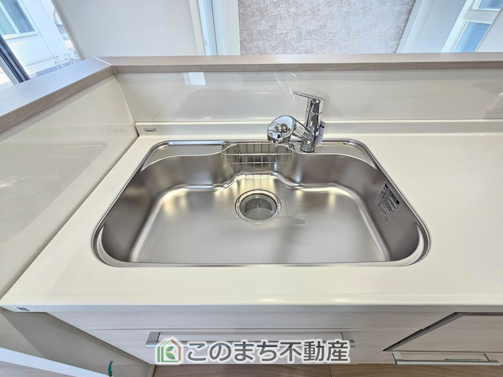 ワイウッドコート宇都宮市日の出第1期のキッチン|ビルトイン型浄水器を内蔵したキッチン水栓。お米を研いだり、野菜を洗ったりするときなど用途に応じてワンタッチで浄水に切り替えが可能です。カートリッジ式なので、フィルターを簡単に交換する事が出来ます。