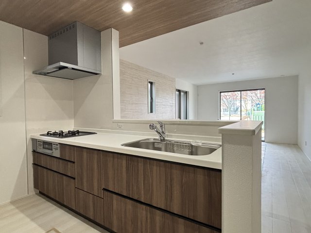 GRAFARE西区清里2期｜名古屋市の戸建ならホームアップのキッチン|お子様を見守りながらお料理ができるオープン対面キッチン