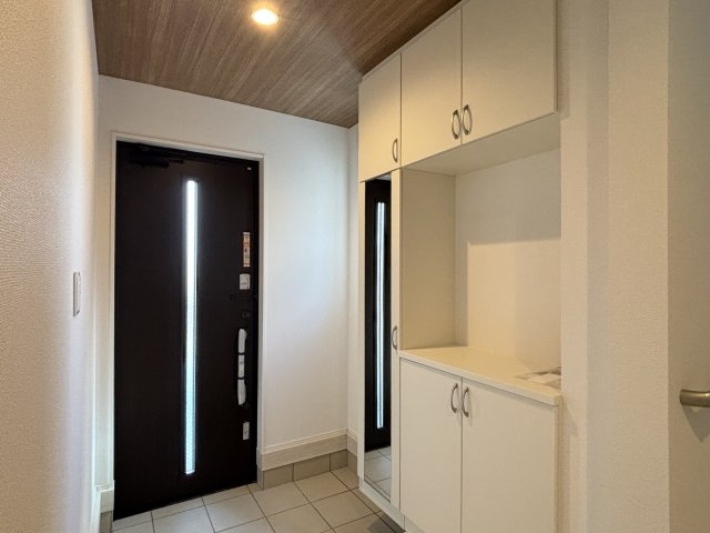 GRAFARE西区清里2期｜名古屋市の戸建ならホームアップの玄関|収納力あるシューズボックス付き