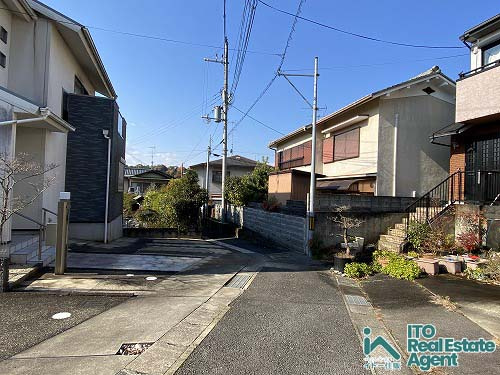 鹿ケ谷桜谷町 中古戸建の前面道路含む現地写真