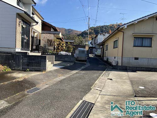鹿ケ谷桜谷町 中古戸建の前面道路含む現地写真